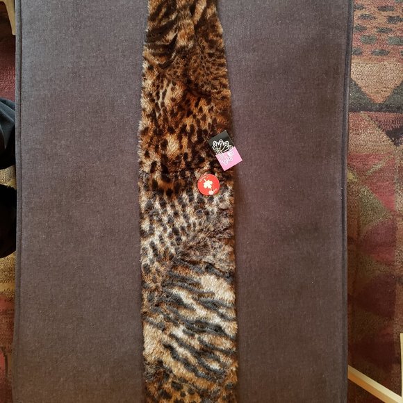 Faux Fur Animal Print Cross Front Neck Wrap - Picture 6 of 7